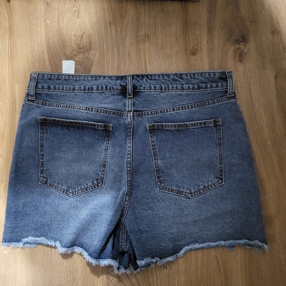 Just Fab Denim Shorts - Picture 2 of 3